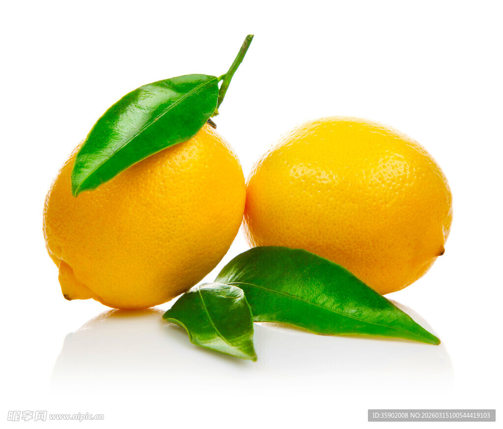 新鲜柠檬带绿叶展示