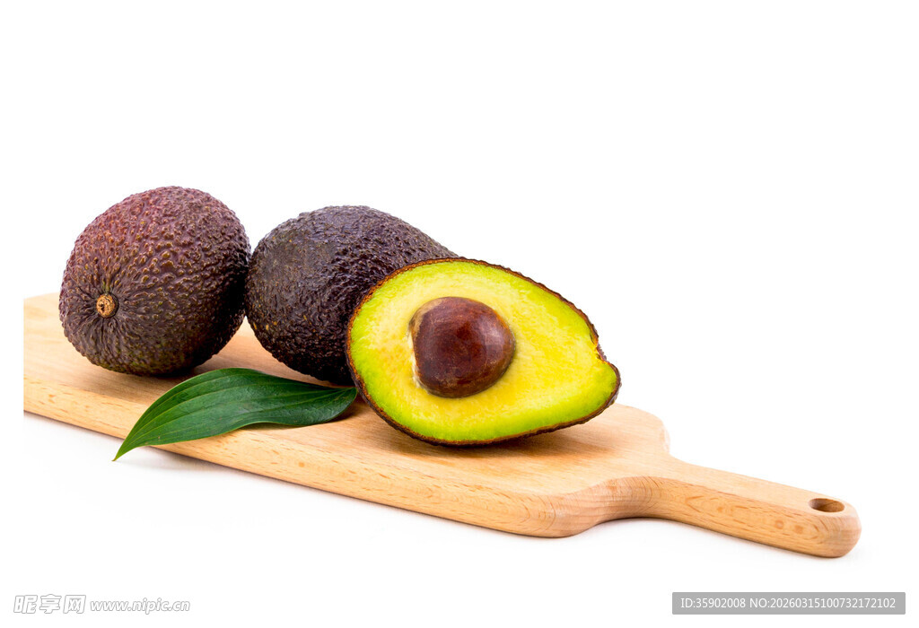 砧板上的新鲜牛油果