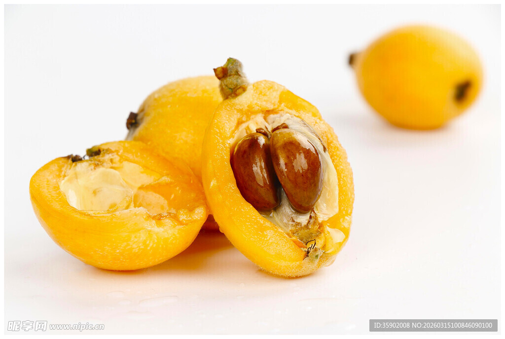 新鲜诱人的剥开的黄色枇杷