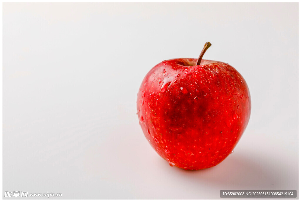 鲜红饱满的单个红苹果