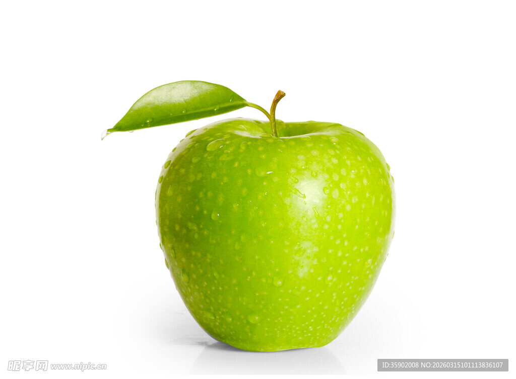鲜绿带叶的青苹果