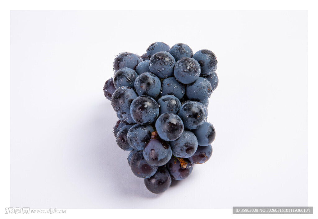一串饱满的深紫色葡萄