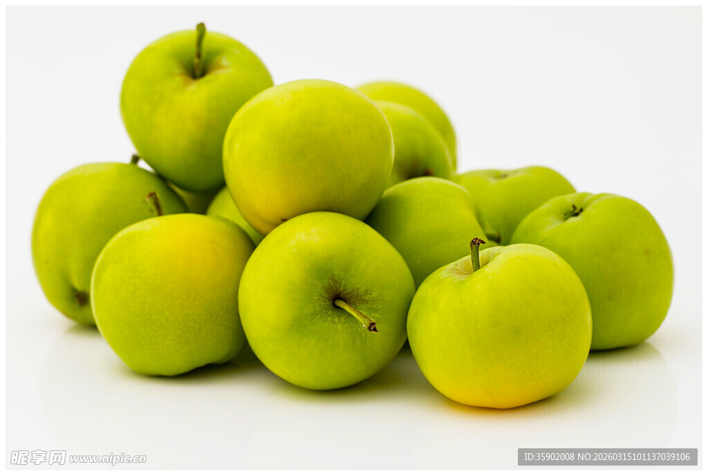 一堆青苹果堆叠在一起