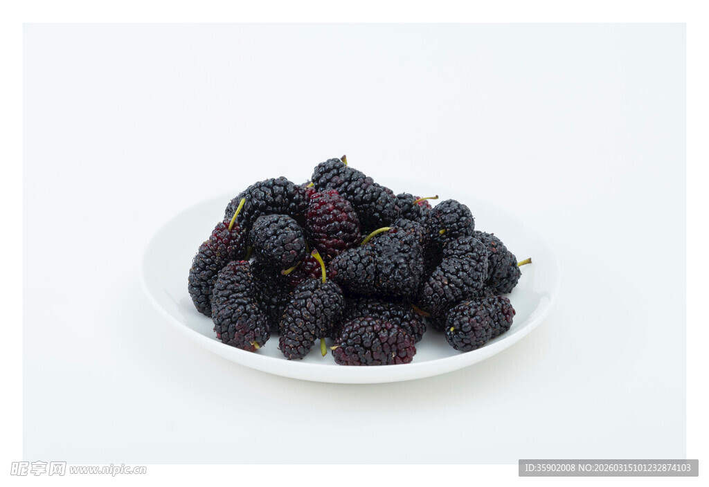 白盘上的新鲜桑葚果