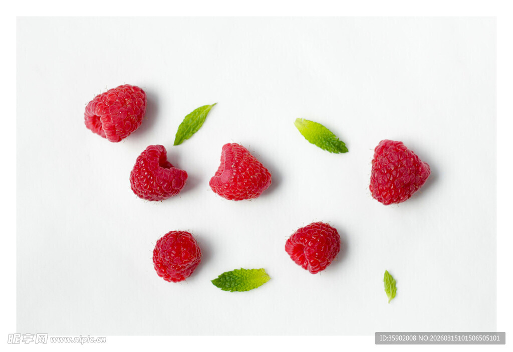 散落的新鲜树莓与绿叶