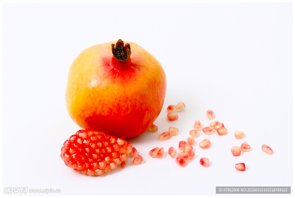 新鲜剥开的石榴及散落果粒