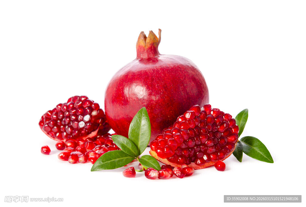 鲜红石榴果实与绿叶相伴