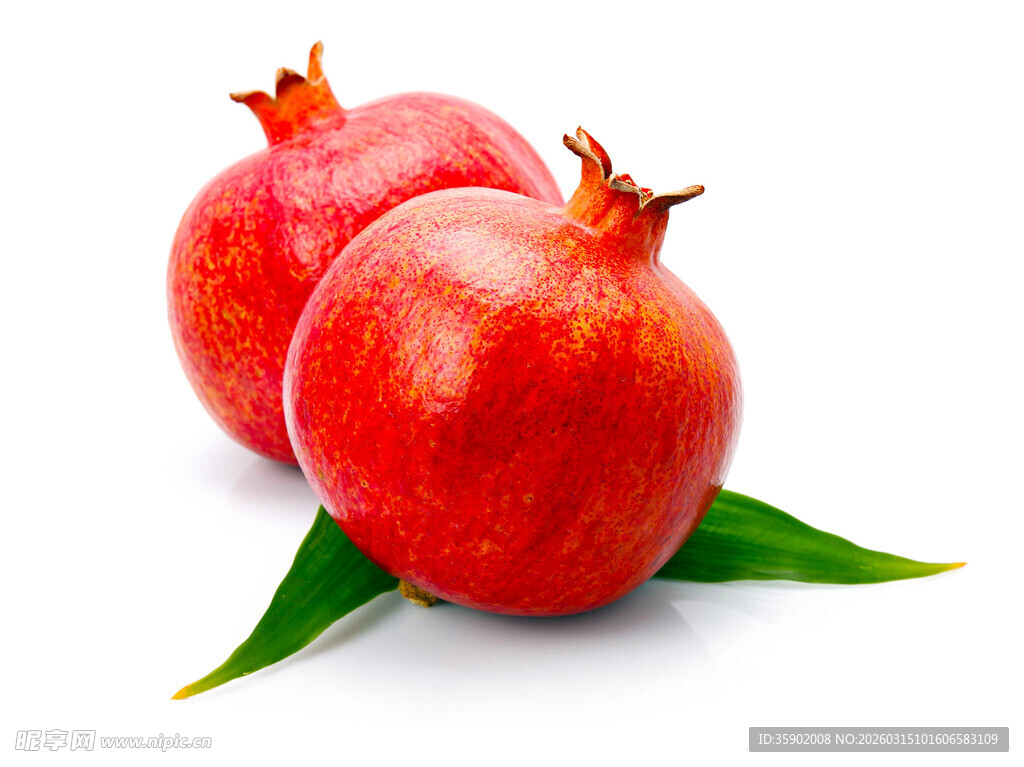 新鲜红石榴带绿叶展示