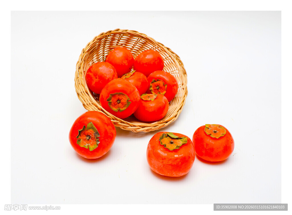竹篮中的新鲜番茄
