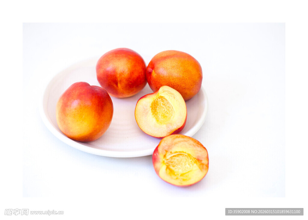 新鲜油桃摆放在白色盘中