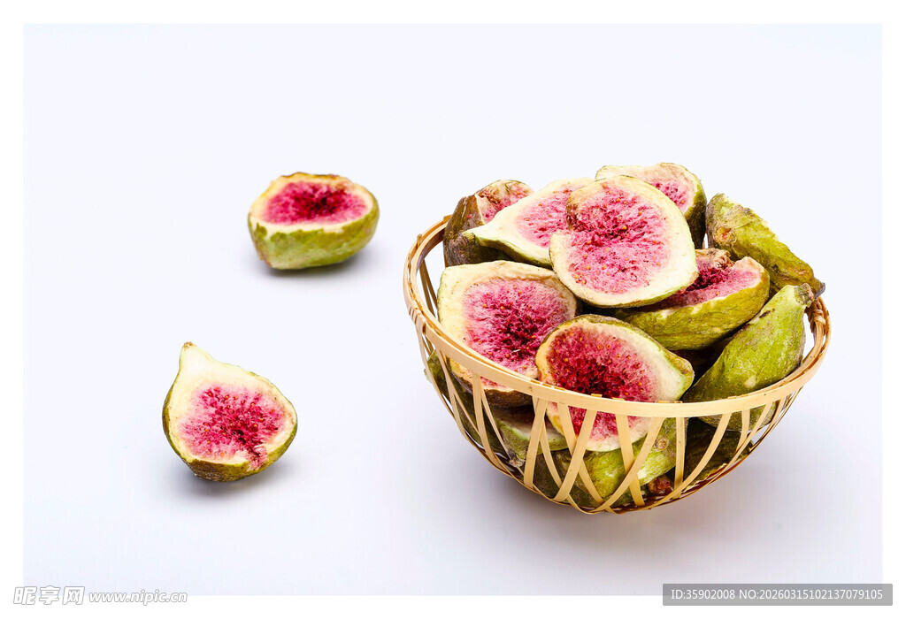 竹篮中的新鲜无花果