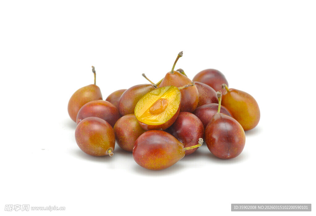 新鲜西梅堆叠色泽诱人