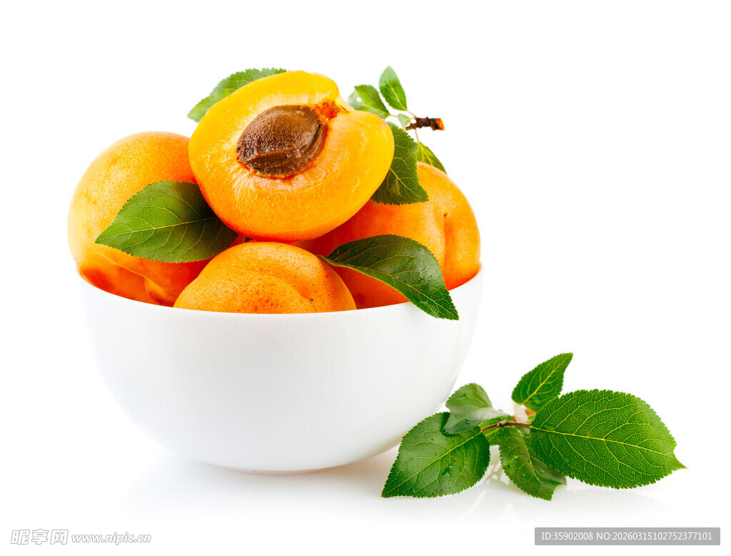 白碗中鲜嫩的杏子与绿叶