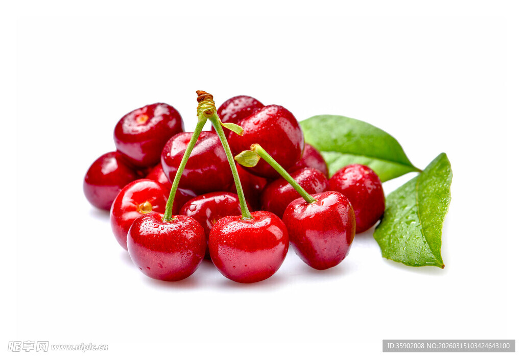 新鲜红樱桃带绿叶