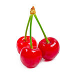 三颗鲜红饱满的樱桃