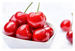 碗中鲜红饱满的新鲜樱桃