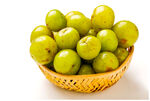 竹篮中的青绿色李子