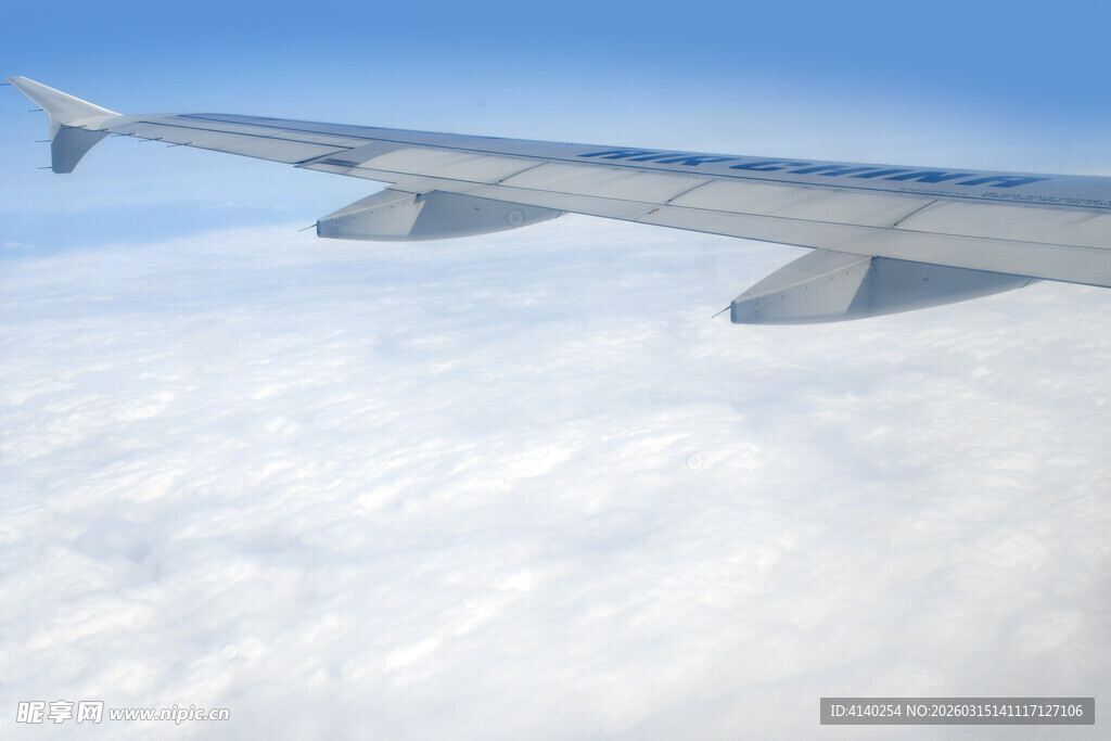 飞机翱翔于云海之上