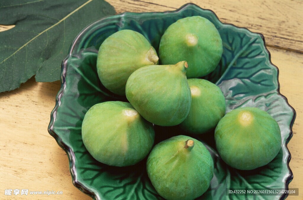 绿叶盘中的无花果
