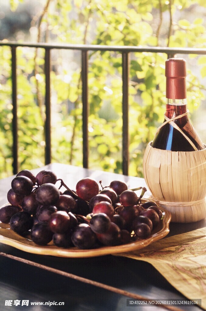 阳台葡萄与美酒的惬意时光