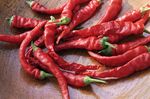 红辣椒堆叠在木桌上