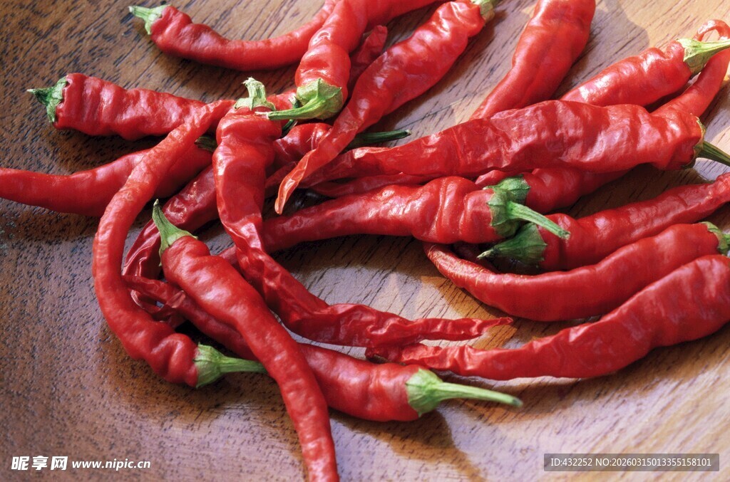 红辣椒堆叠在木桌上