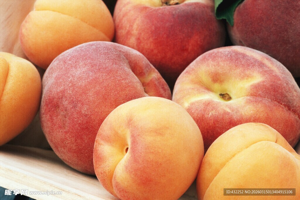 新鲜诱人的水蜜桃