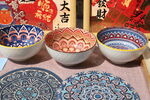 传统中式花纹碗碟展示