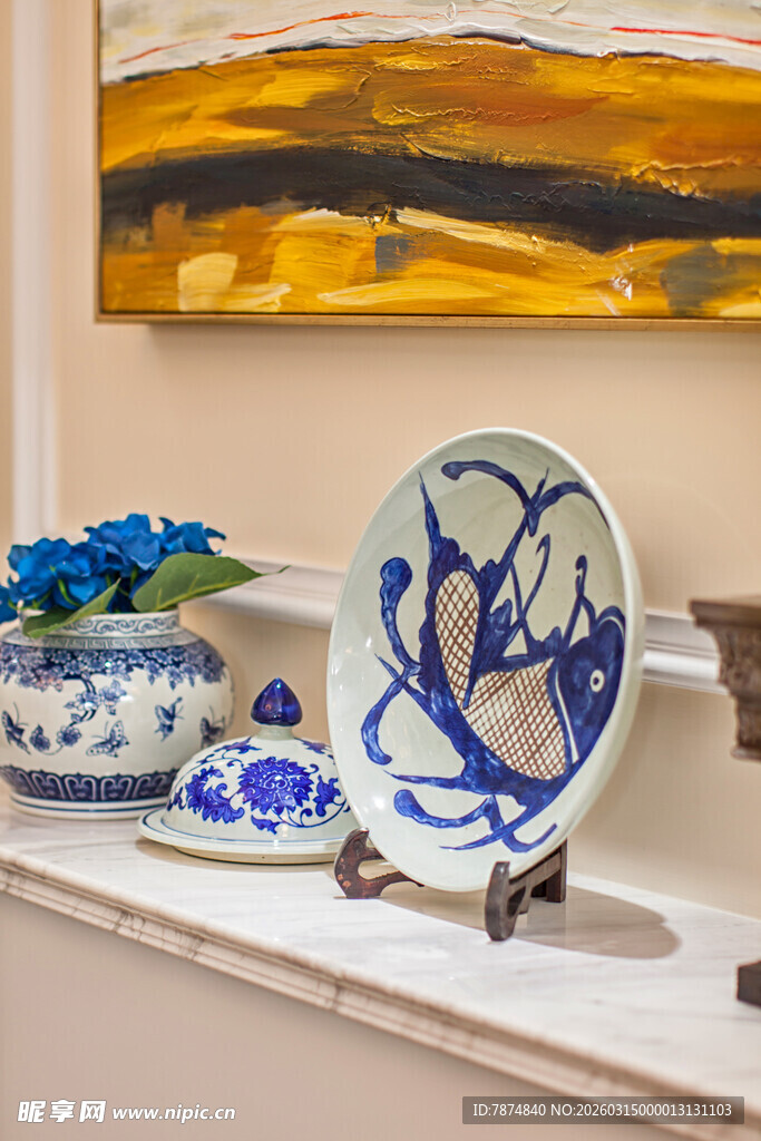 中式蓝白瓷盘摆件展示