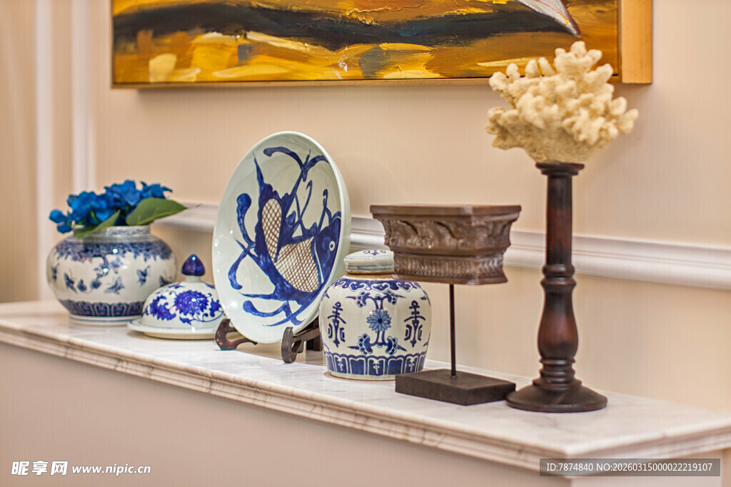 中式蓝白瓷器摆件展示