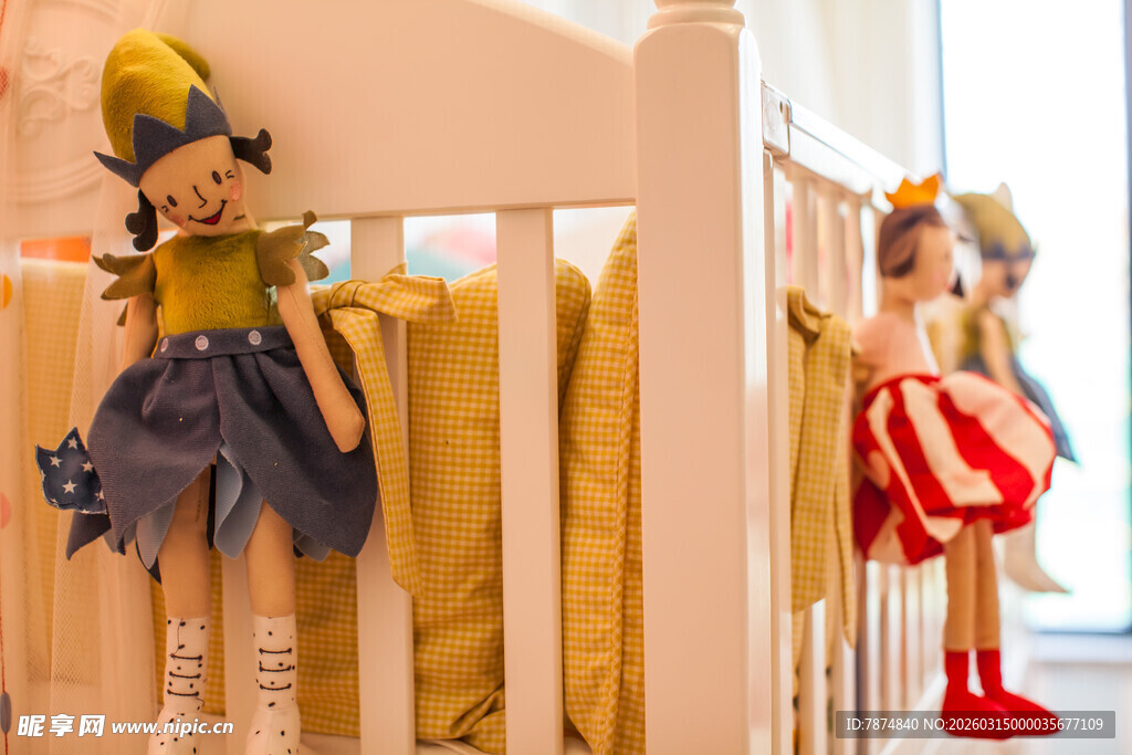 可爱玩偶装点温馨儿童空间