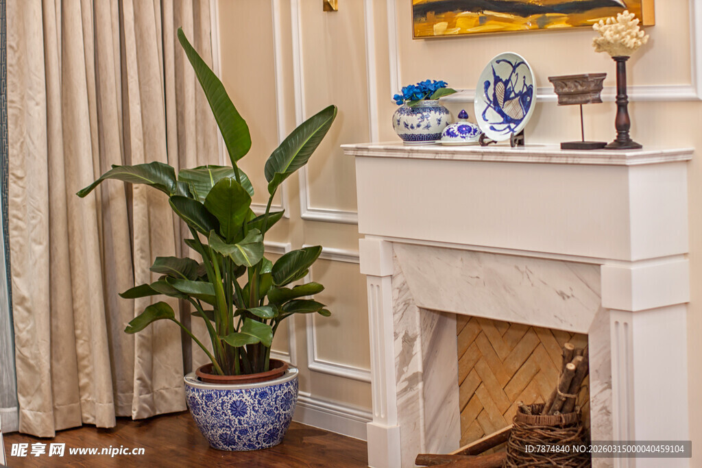中式客厅的绿植与壁炉装饰