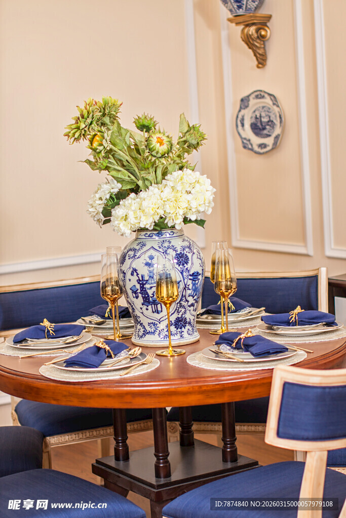 中式典雅餐桌布置与花卉