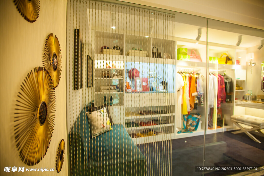 时尚服装店内部陈列展示