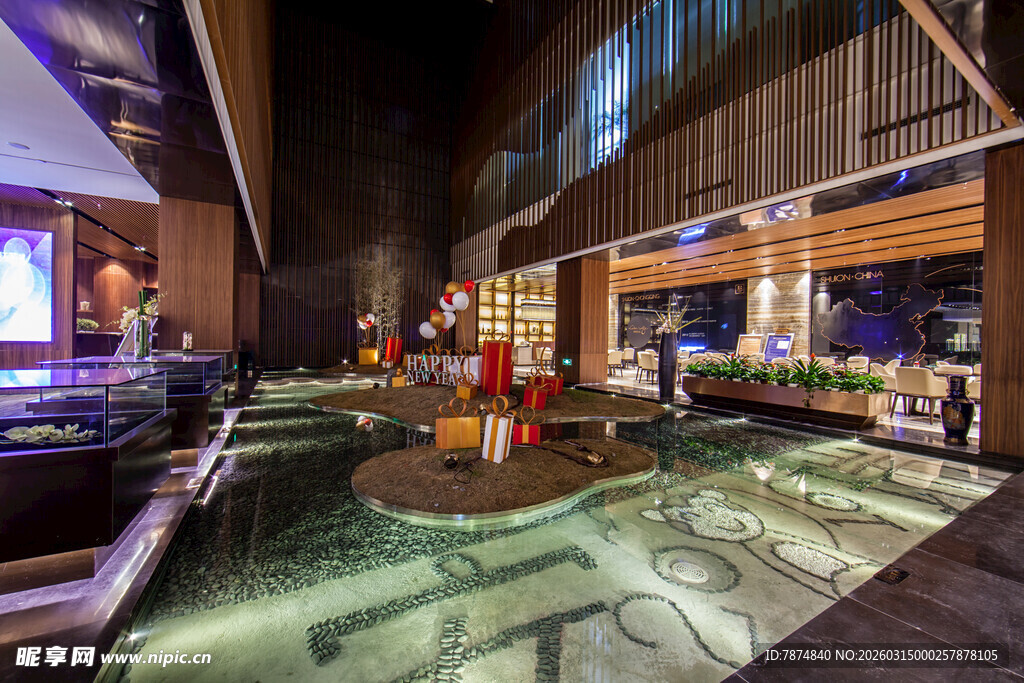 夜晚热闹的商业街场景