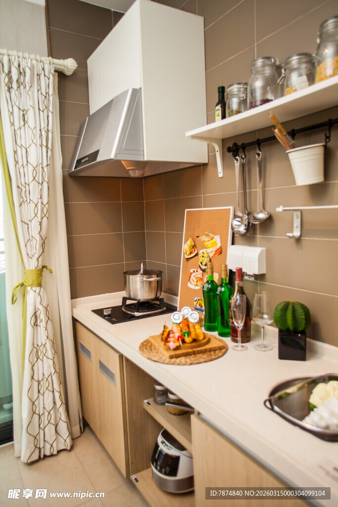 温馨现代风厨房烹饪场景