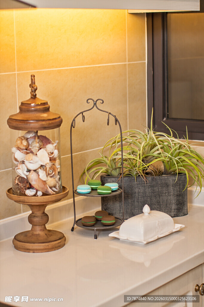 厨房台面上的精致摆件