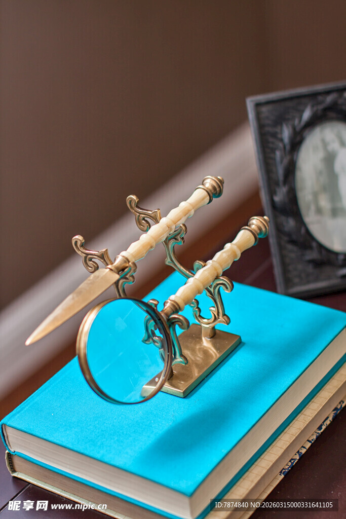 复古黄铜望远镜置于书籍上