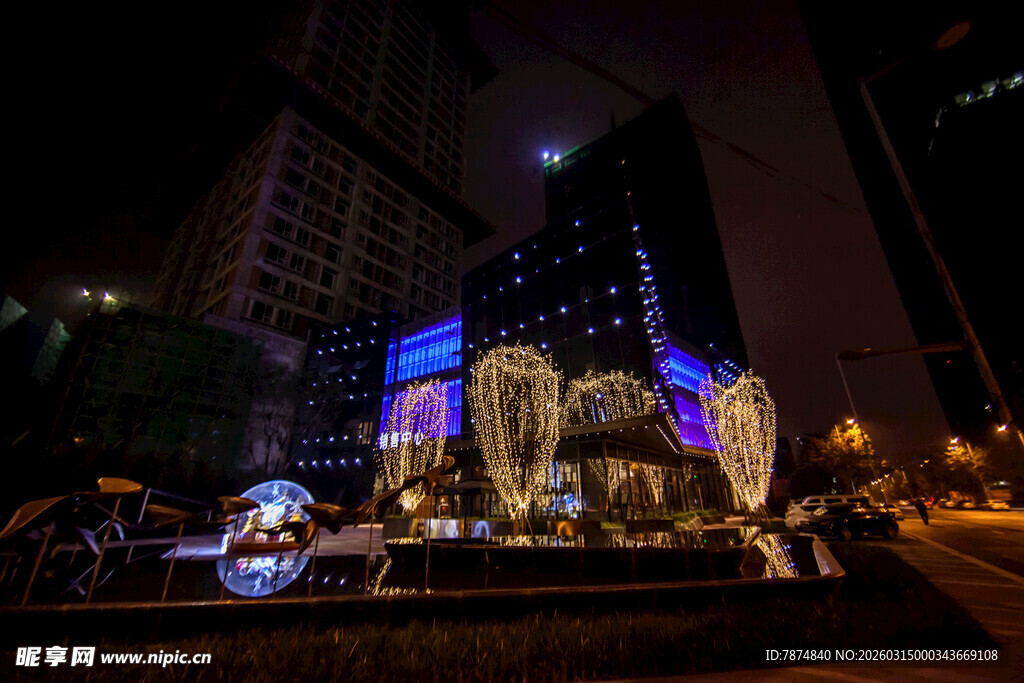 城市夜景中的璀璨建筑景观