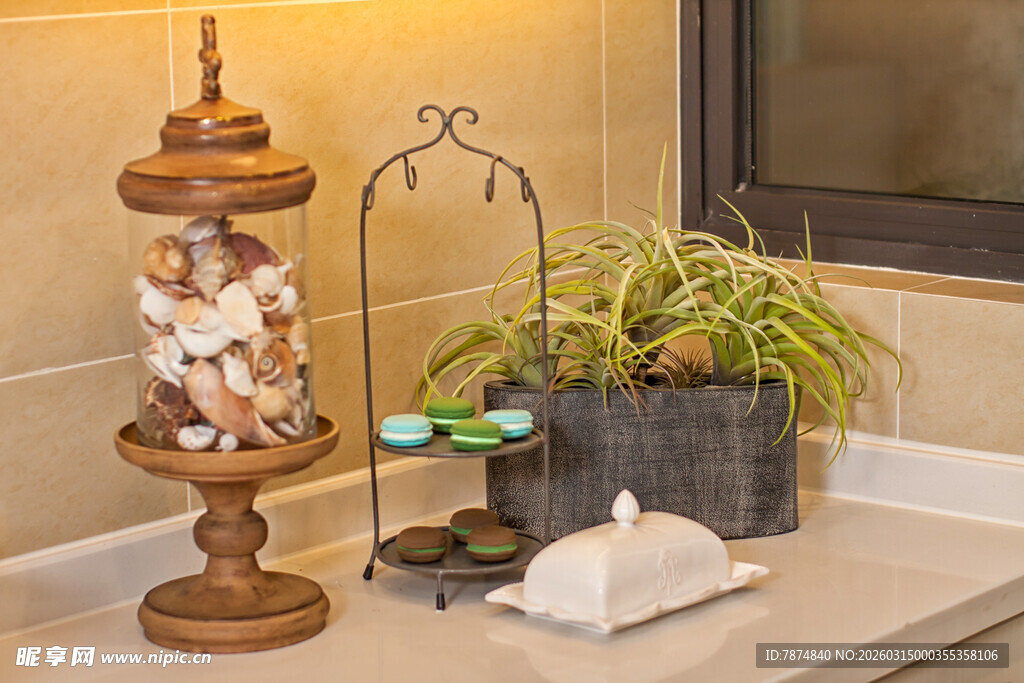 台面上的精致摆件与绿植