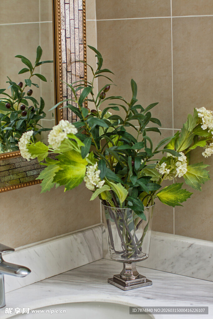 浴室中的花瓶绿植装饰