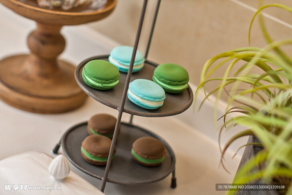 三层架上的多彩马卡龙