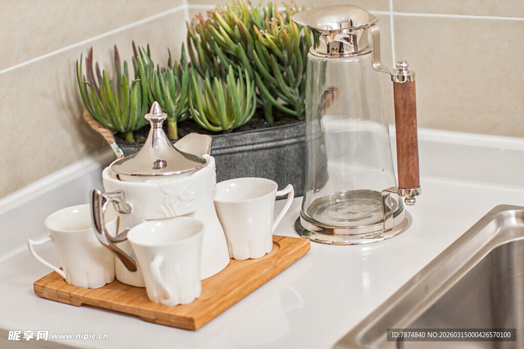 厨房台面上的精致杯具绿植