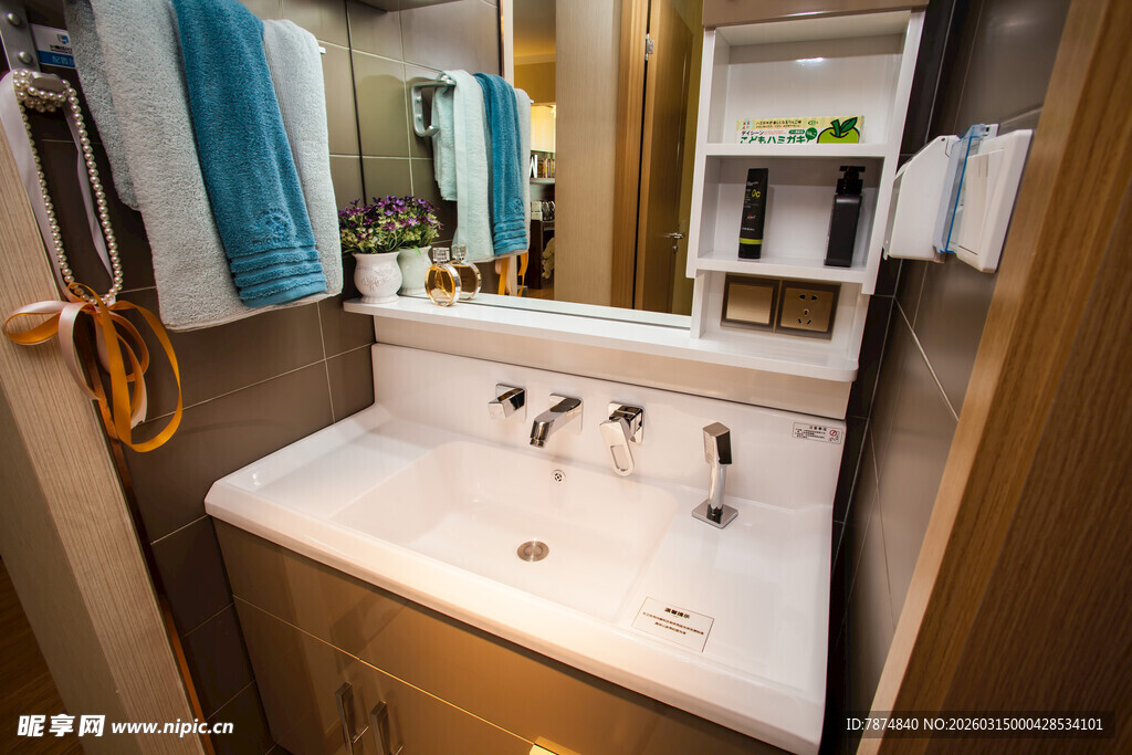 现代简约风房车浴室一角