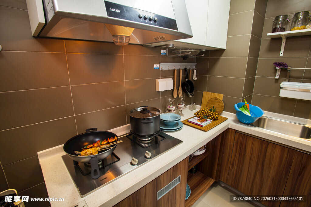 现代厨房烹饪场景