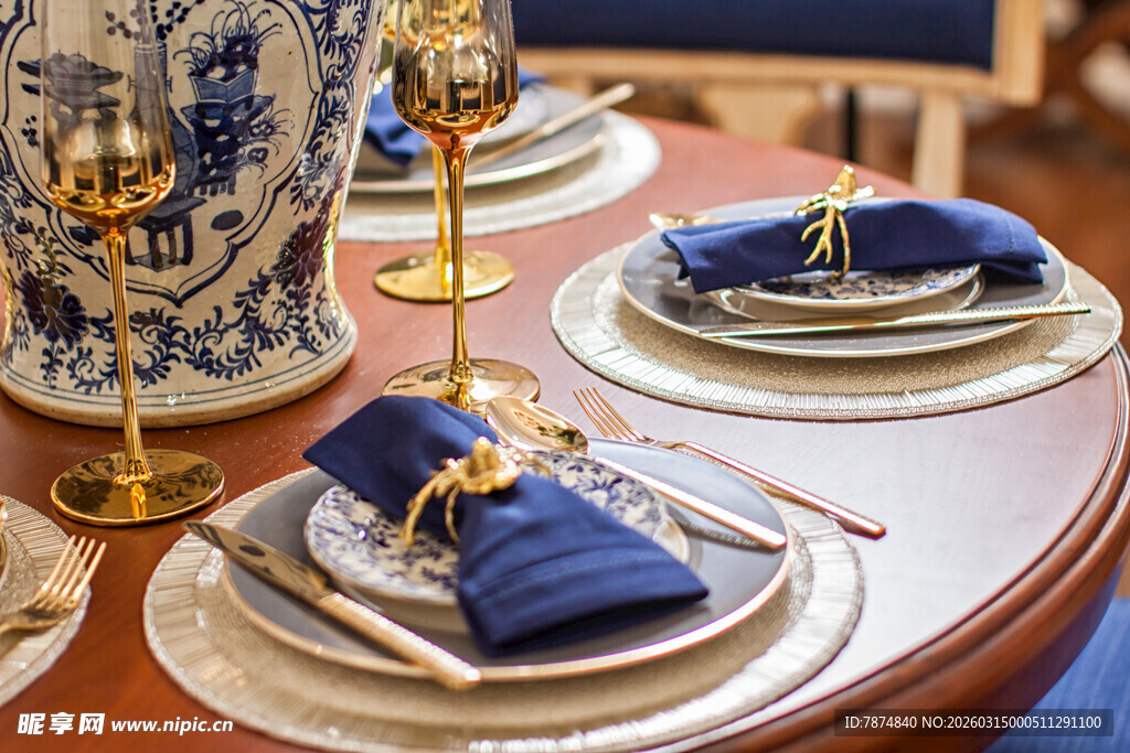 蓝白餐具精致餐桌布置