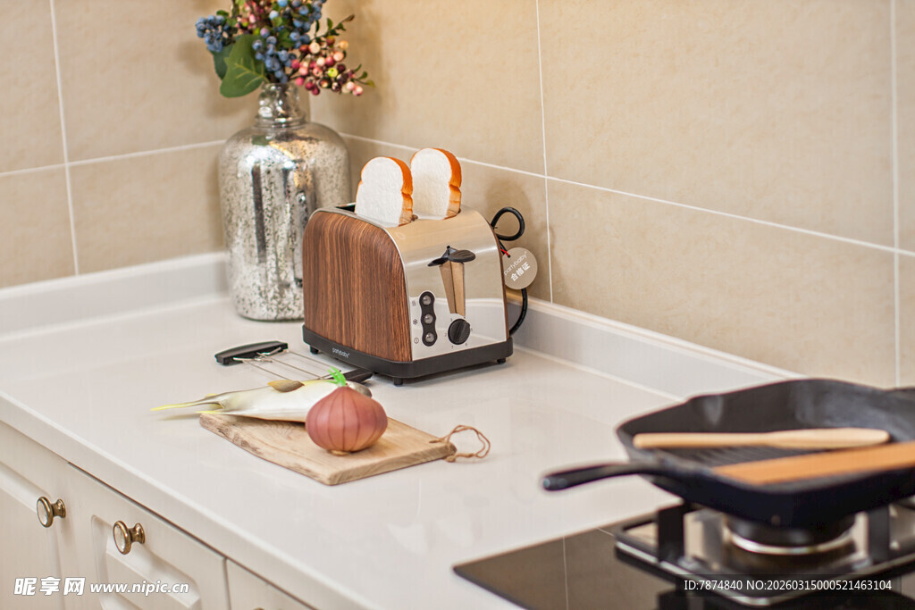 厨房台面烹饪场景