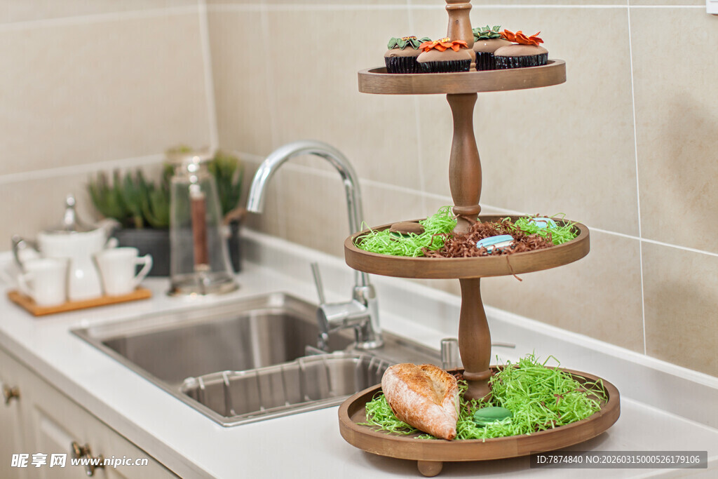 厨房双层置物架摆放美食