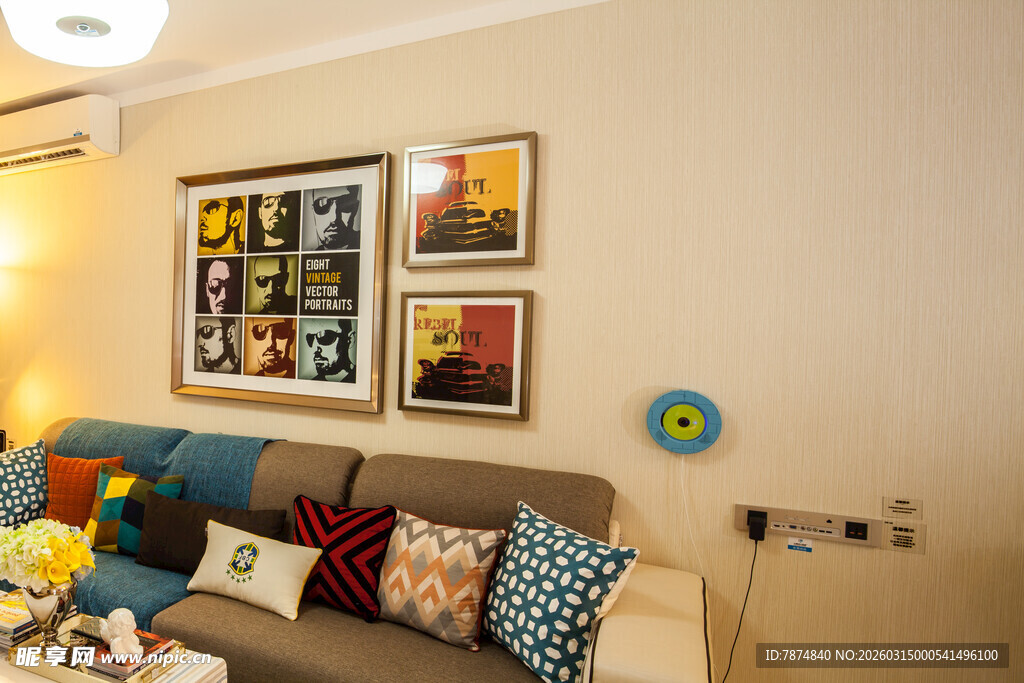 温馨客厅沙发装饰画场景