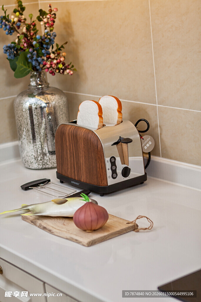 厨房台面上的烤面包机